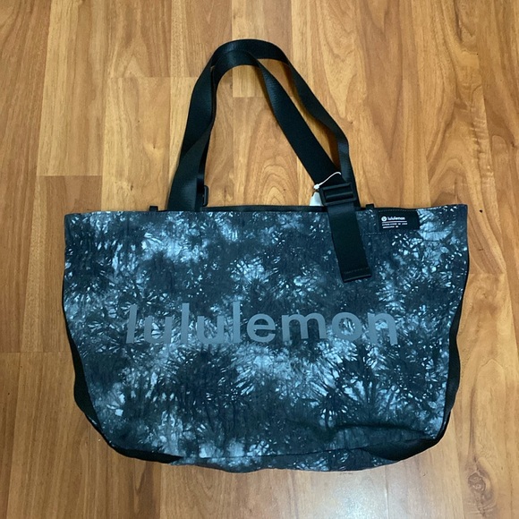 Lululemon Clean Lines Tote Bag Lululemon Graphic Black Grey NWT